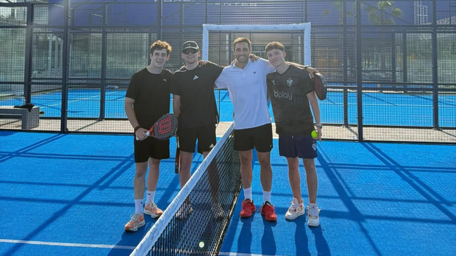 franco colapinto dejo el automovilismo y deslumbro a todos jugando al padel con bizarrap