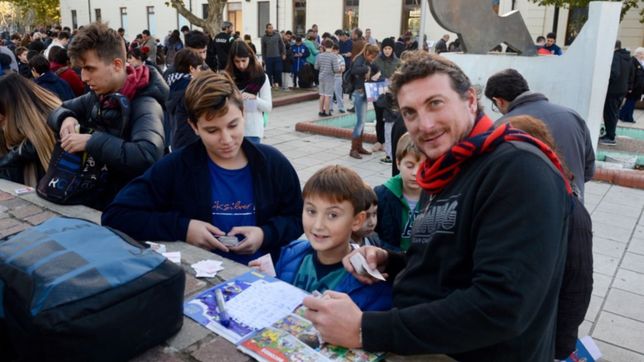 leyendas, repetidas y dificiles: el furor por las figuritas del mundial llego a la plata