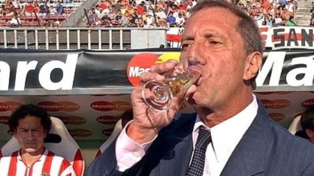 un ex jugador de estudiantes revelo quien le puso el gatorei a bilardo