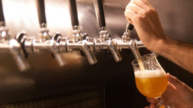 se hizo pasar por cliente en una cerveceria, robo la caja registradora y lo atraparon