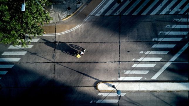 diez fotos de la cuarentena en la plata, desde #eldronede0221