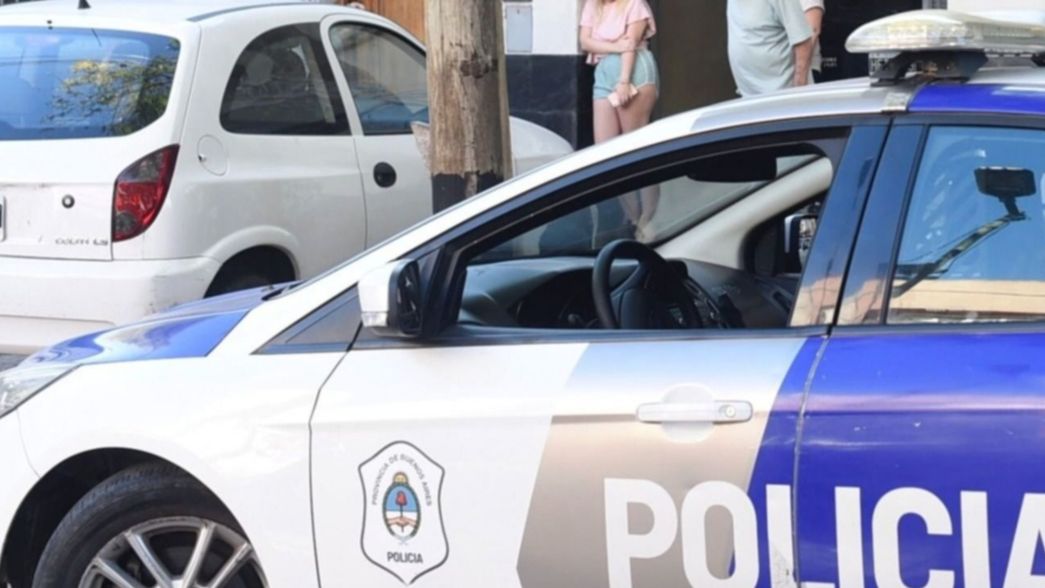 Entradera en La Plata: sorprenden a la empleada doméstica baldeando y atacan a jubilada