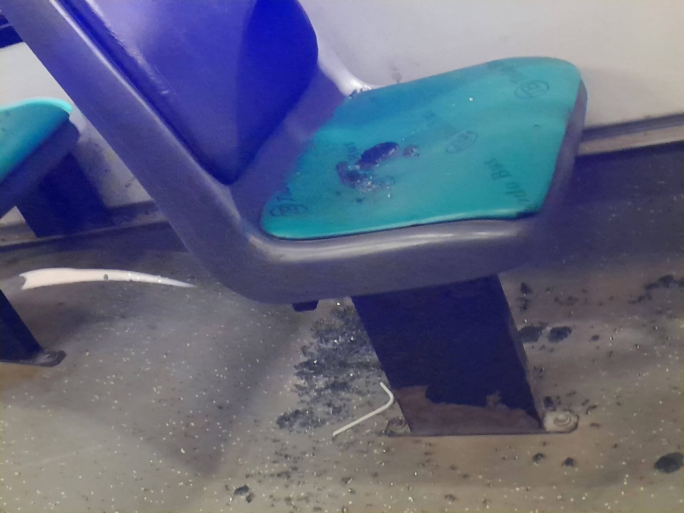 As&iacute; qued&oacute; el interior del micro atacado por los delincuentes en Ensenada