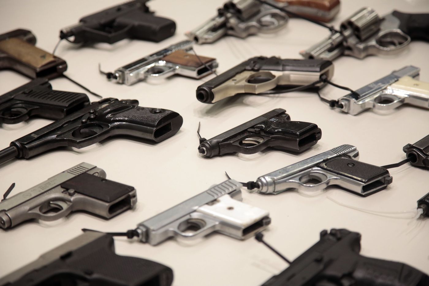 La baja de la edad para portar armas legalmente dispuesta por el Gobierno comenzará a regir este miércoles.