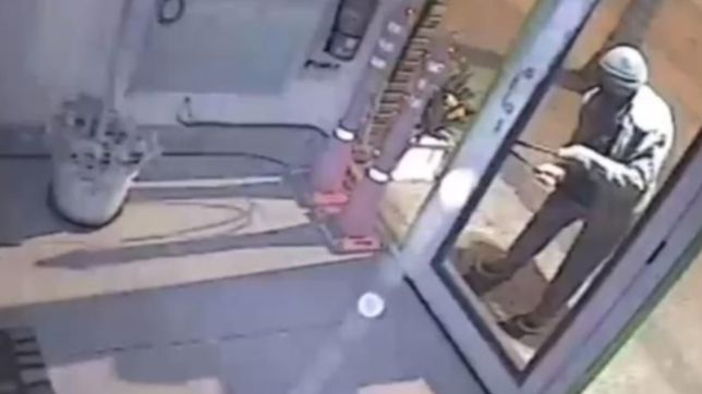 con un curioso accionar, un hombre de unos 60 anos vacio una loteria en la plata