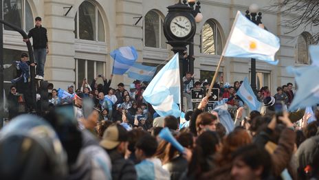 La crónica de un partido para el infarto que paralizó a la ciudad y explotó en festejos La crónica de un partido para el infarto que paralizó a la ciudad y explotó en festejos