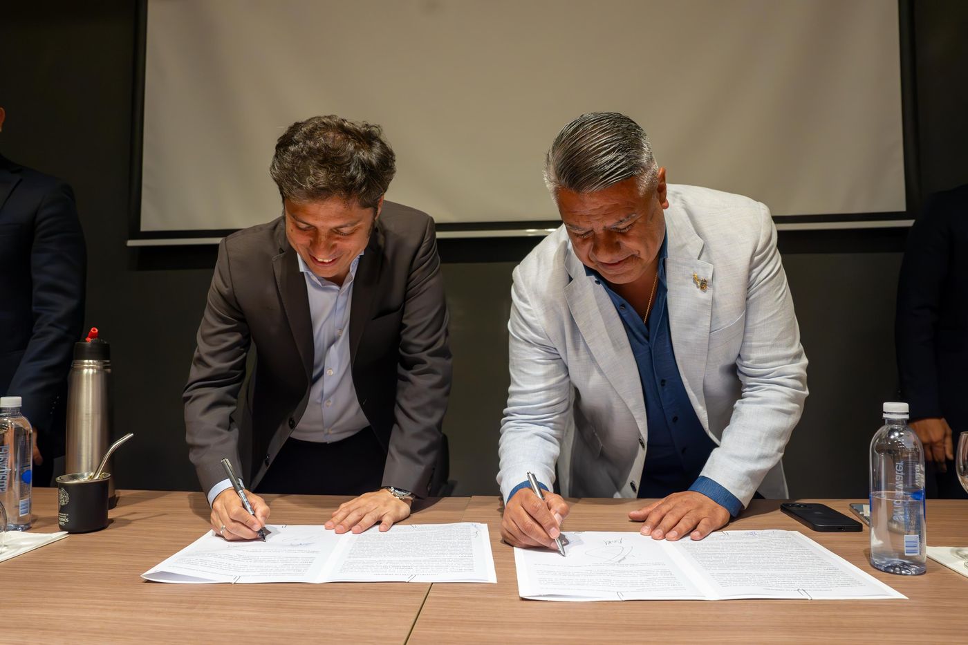Kicillof y Chiqui Tapia firma de convenio AFA Estadio Único.jpg