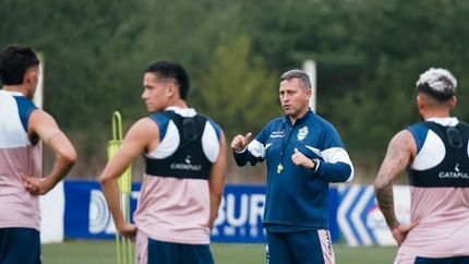 El equipo para jugar el clásico platense tuvo una sorpresa y Diego Flores sigue probando