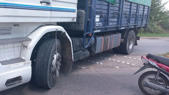 un grave choque en la plata entre una moto y un camion termino con una mujer herida