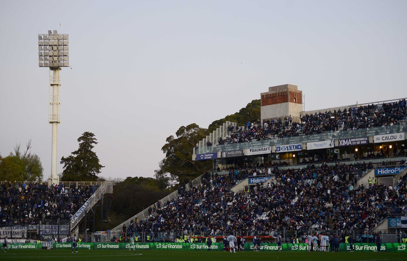 El partido reanudó con el estadio de Gimnasia con poca luz El partido reanudó con el estadio de Gimnasia con poca luz