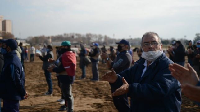 trabajadores del hipodromo  platense encabezaron un banderazo por el turf