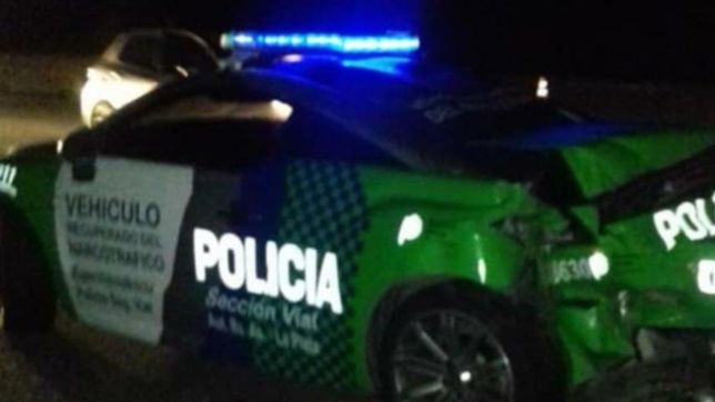 chocaron el patrullero de lujo que vigilaba la autopista: dos personas terminaron heridas