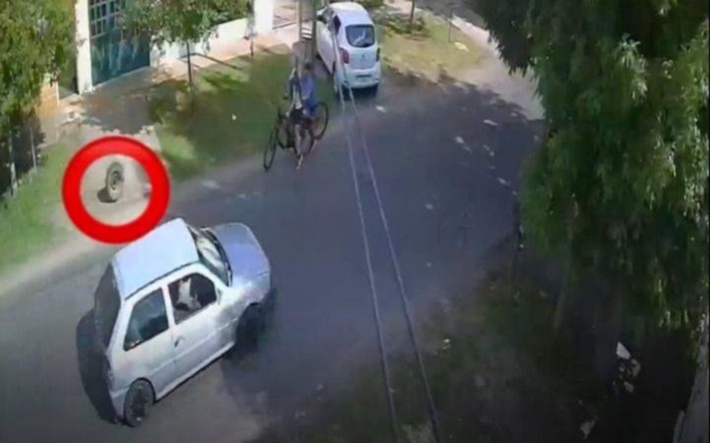 El momento en que la rueda se desprende y casi impacta contra dos chicas que iban en bicicleta por las calles de La Plata