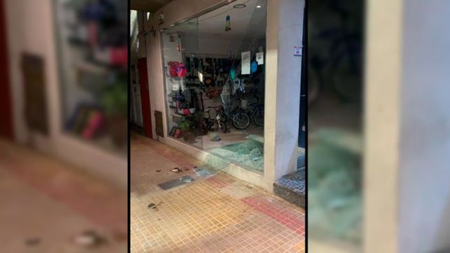 video: un hombre rompio una vidriera a piedrazos y huyo con una bicicleta