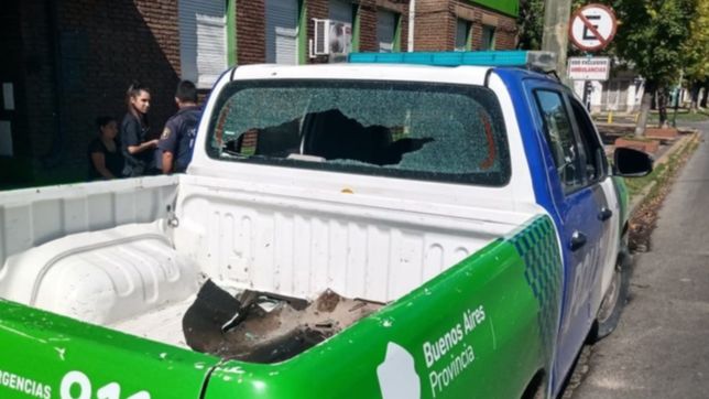 detuvieron a un joven armado y los vecinos atacaron a la policia para defenderlo