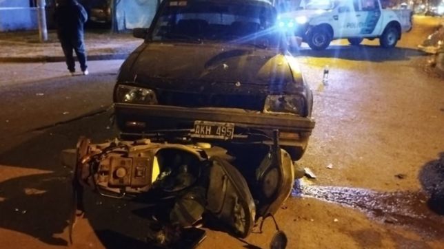 un motociclista fue arrollado y sufrio graves heridas en un impactante choque en la region