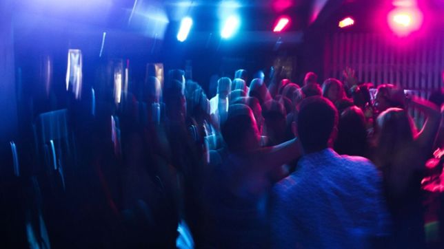 desalojaron una fiesta clandestina con mas de 300 personas en la plata