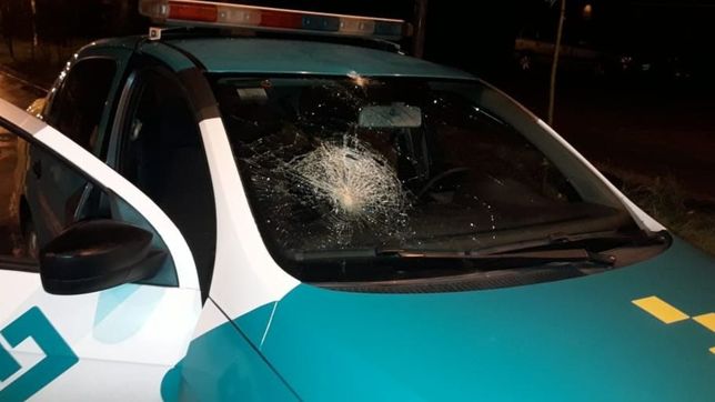 en una fiesta clandestina recibieron con palos y piedras a dos autos de control ciudadano