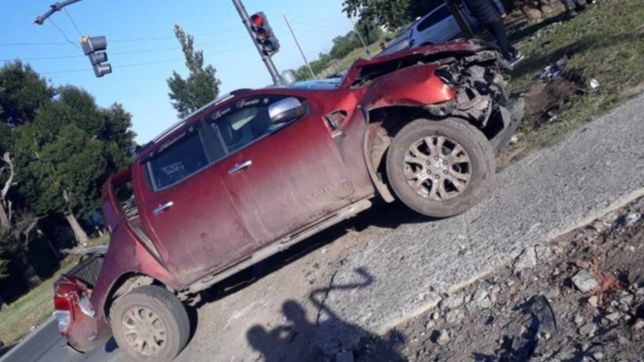 brutal accidente en los hornos termino con un herido y un semaforo destrozado