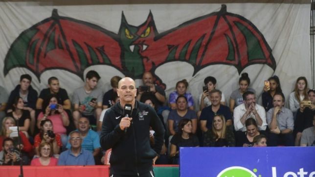 el oveja hernandez brindo una clinica de deporte infantil en el club universal de la plata