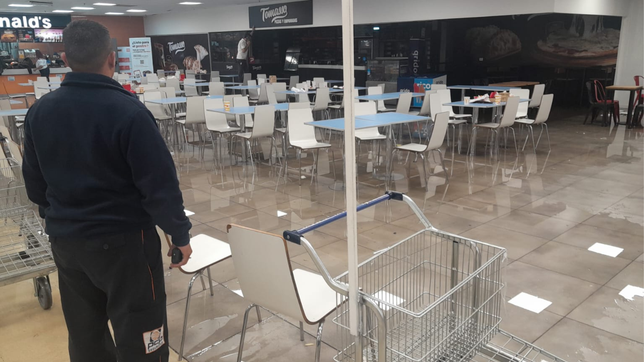 se cayo parte del techo del carrefour de gonnet en medio de la tormenta