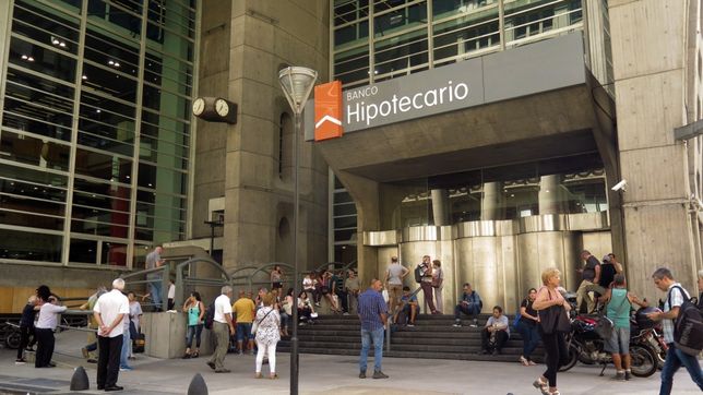 el gobierno analiza flexibilizar creditos en dolares y hay diferencias entre los bancos