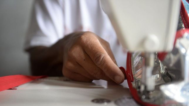 lonas y bolsas de perro que se convierten en mochilas: el proyecto social de swahili