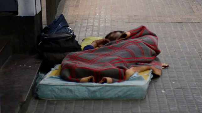 desalojaron a personas en situacion de calle que acampaban a metros de la terminal de la plata