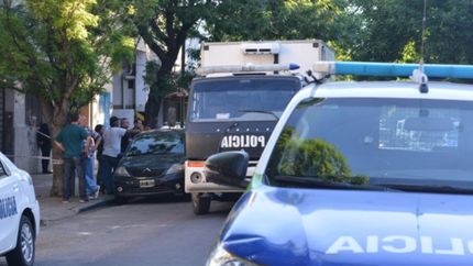 Un ladrón le pegó un tiro a otro antes de robar y los detuvieron