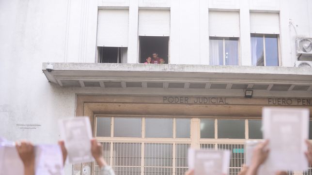 0221.com.ar | Marcha papá y mamá de Kim Gómez (2).JPG