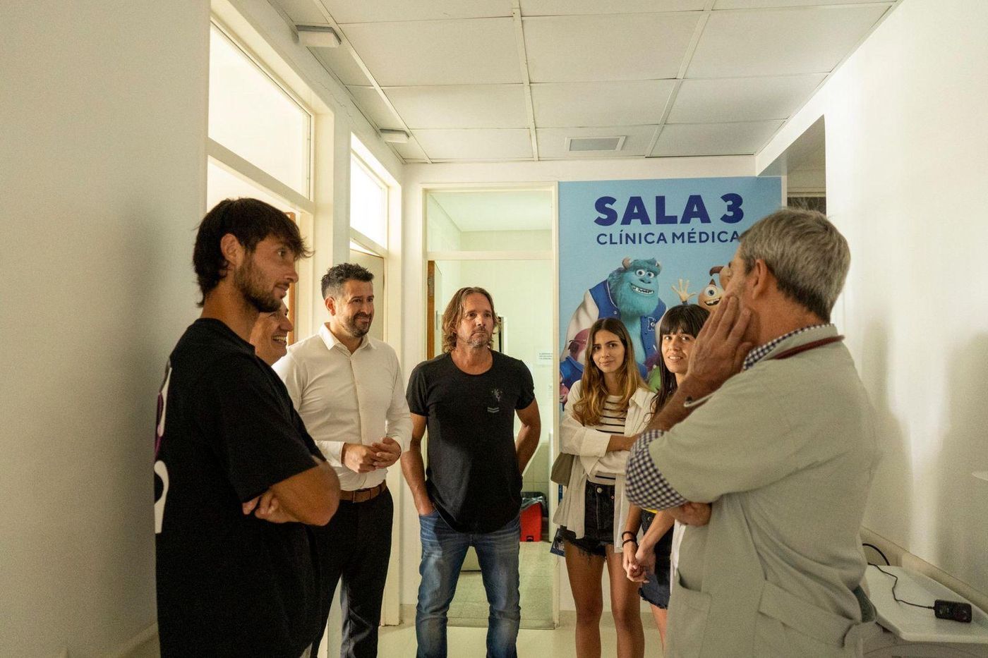 Thiago Tirante estuvo junto al presidente del Concejo Deliberante y del Club Universitario, Marcelo Galland, en la entrega de lo recaudado al Hospital de Ni&ntilde;os