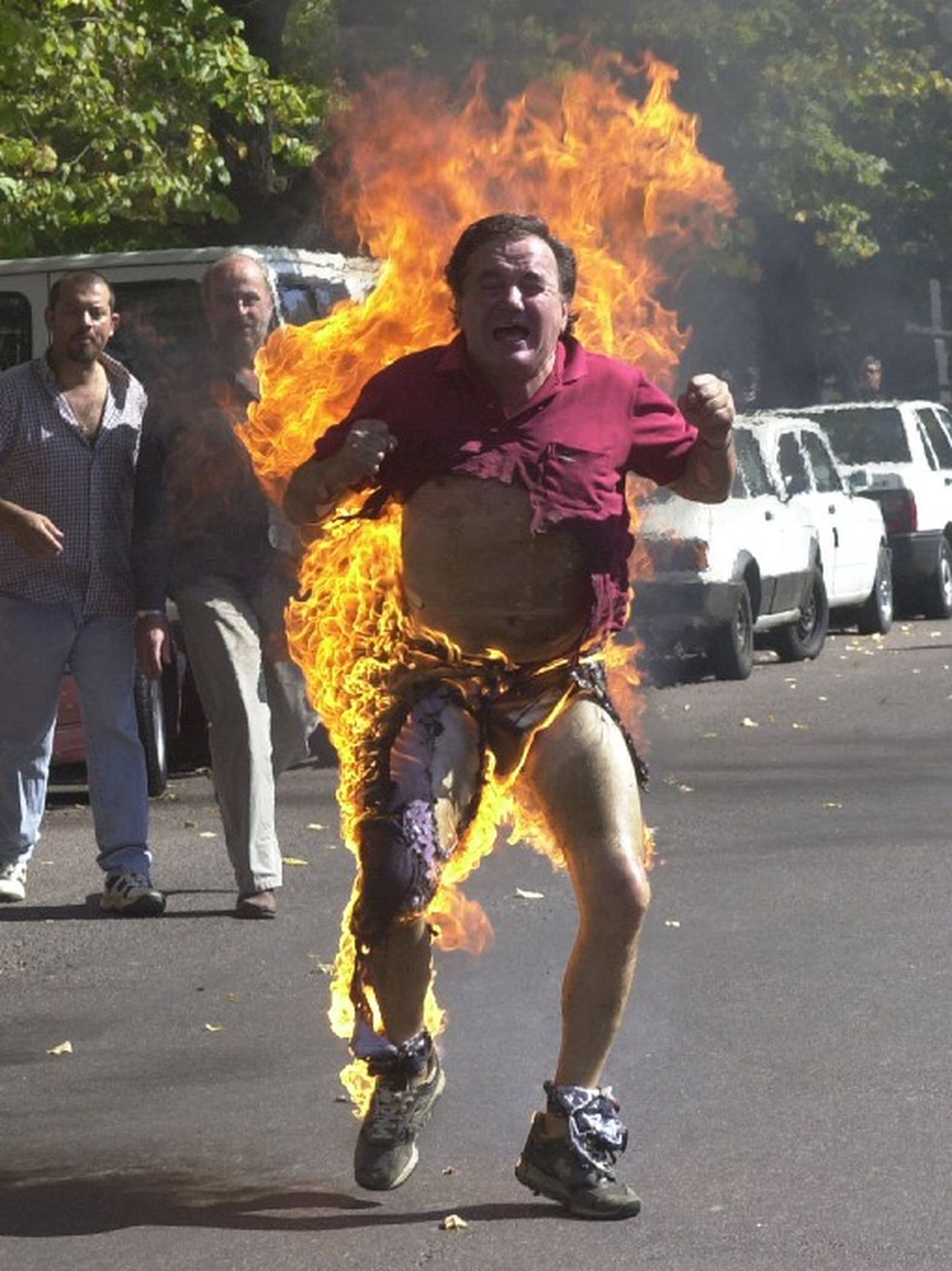 El exsenador Manuel de Arma se prendi&oacute; fuego y corri&oacute; en direcci&oacute;n al fot&oacute;grafo Javier Brusco, que llegaba a la Gobernaci&oacute;n en ese momento