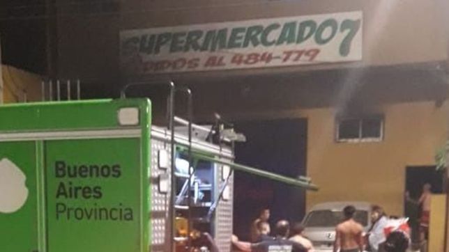 video: asi se prendio fuego un supermercado chino en la plata en plena madrugada