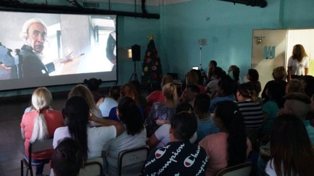 inauguraron una videoteca con mas de 500 peliculas en una carcel de mujeres de la plata