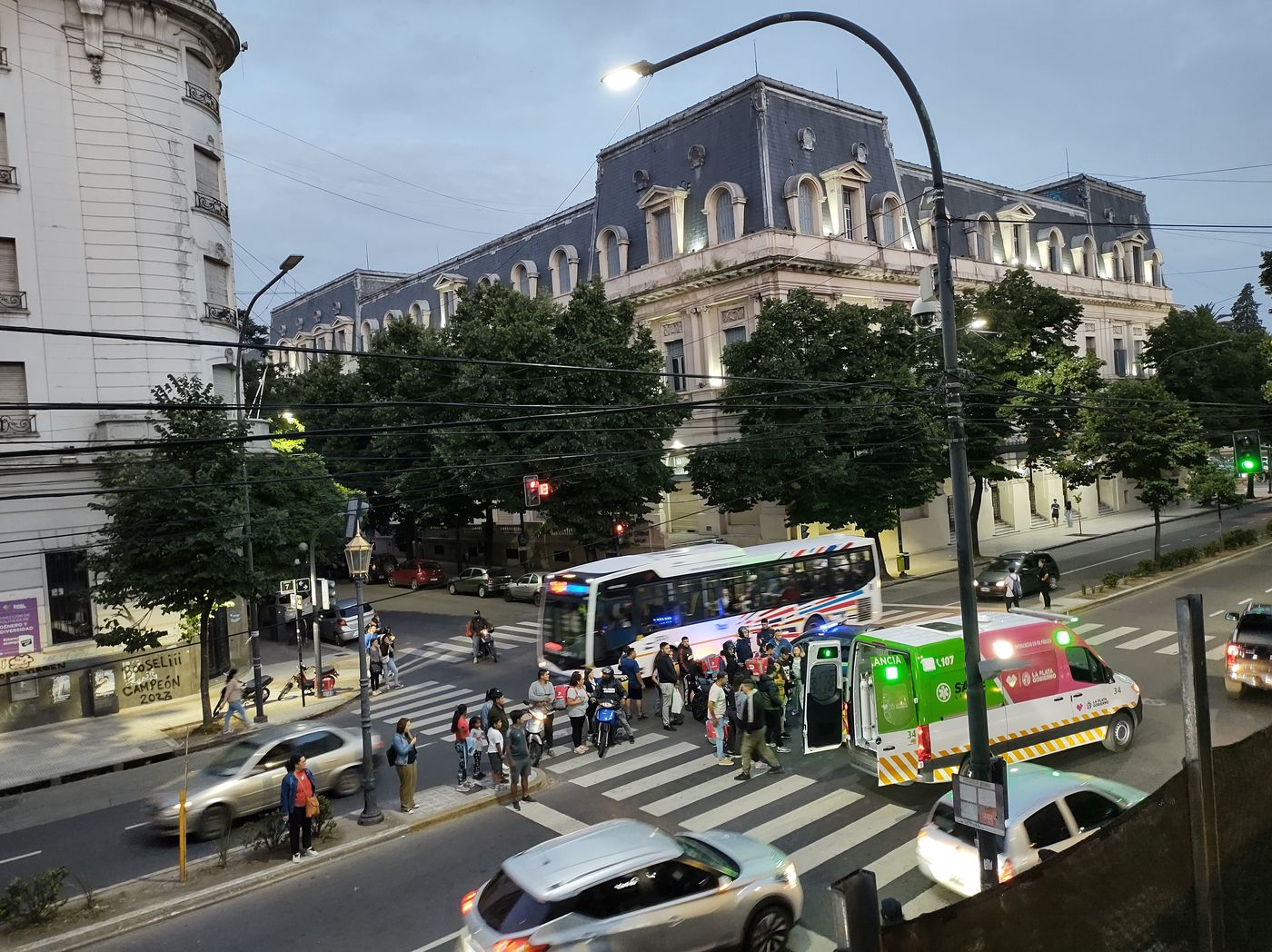 Dos repartidores chocaron en la esquina de 7 y 49: uno de ellos está grave