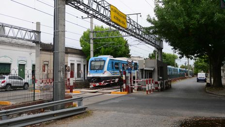 Una formación del Tren Roca atropelló y mató a una persona en Tolosa y el servicio funciona reducido Una formación del Tren Roca atropelló y mató a una persona en Tolosa y el servicio funciona reducido