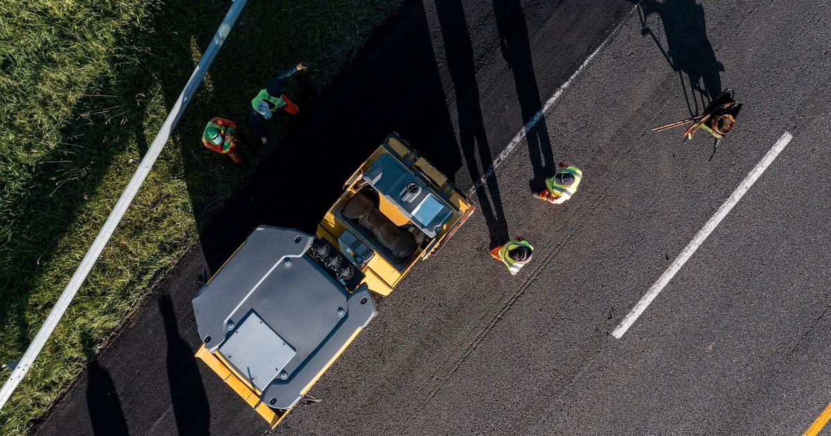 Avanzan las obras en la Ruta 2 con tareas de bacheo y señalización