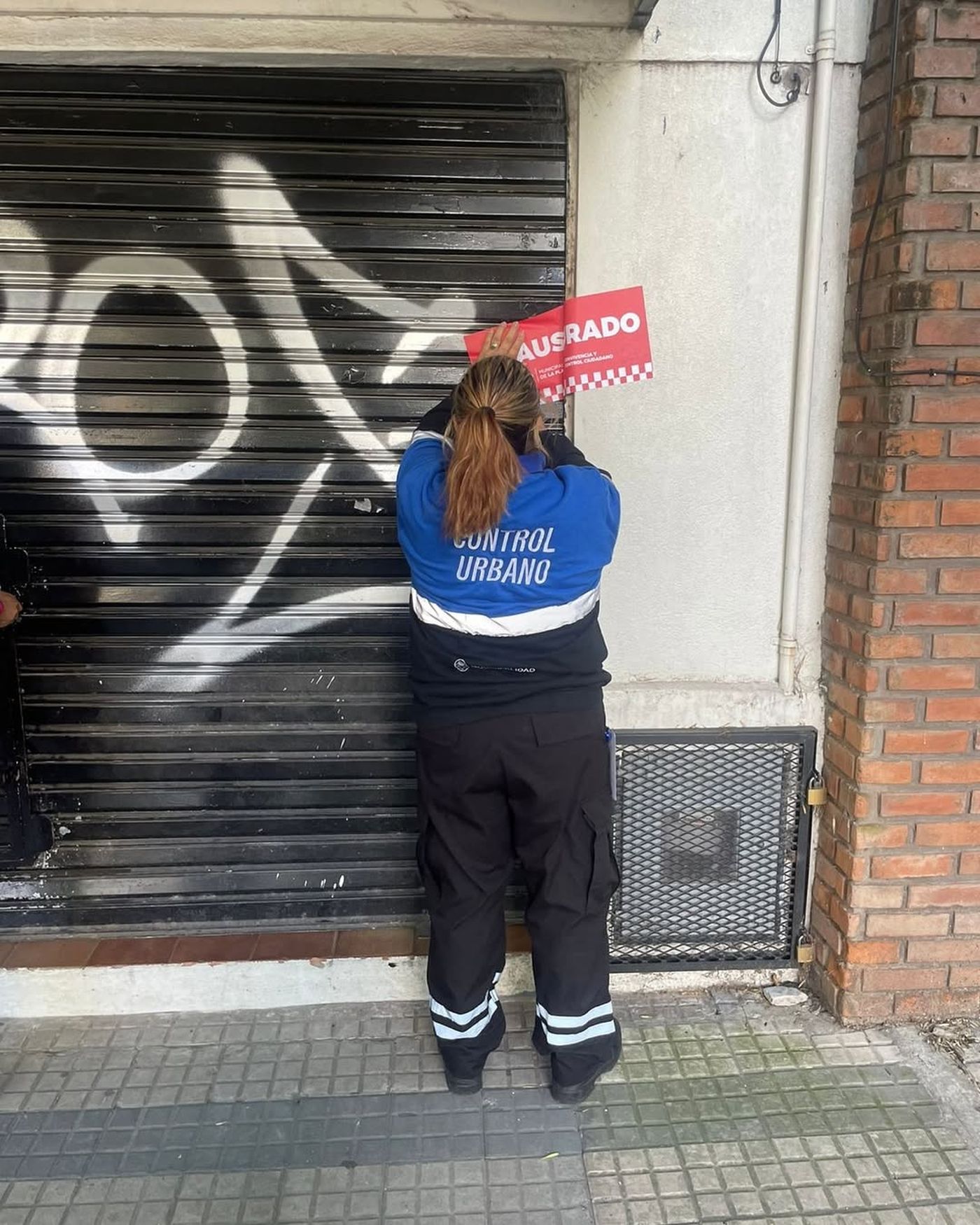 Así luce ahora el frente del local de La Plata, clausurado por las autoridades de Control Urbano.