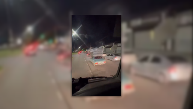 un auto recorrio las calles de la plata con una montana de colchones en el techo y se volvio viral