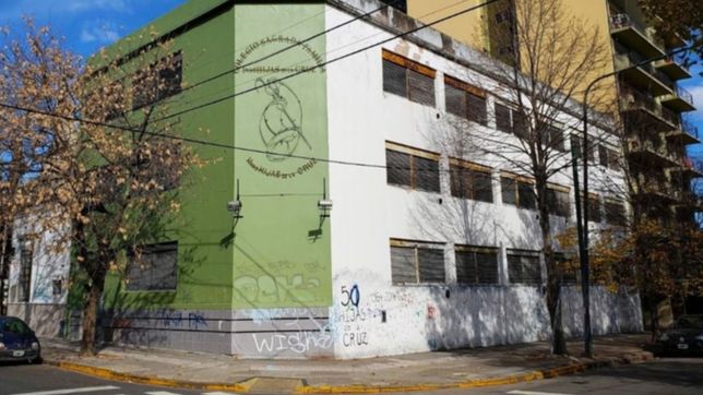 un hombre se masturbo frente a un grupo de alumnas en la puerta de una escuela de la plata