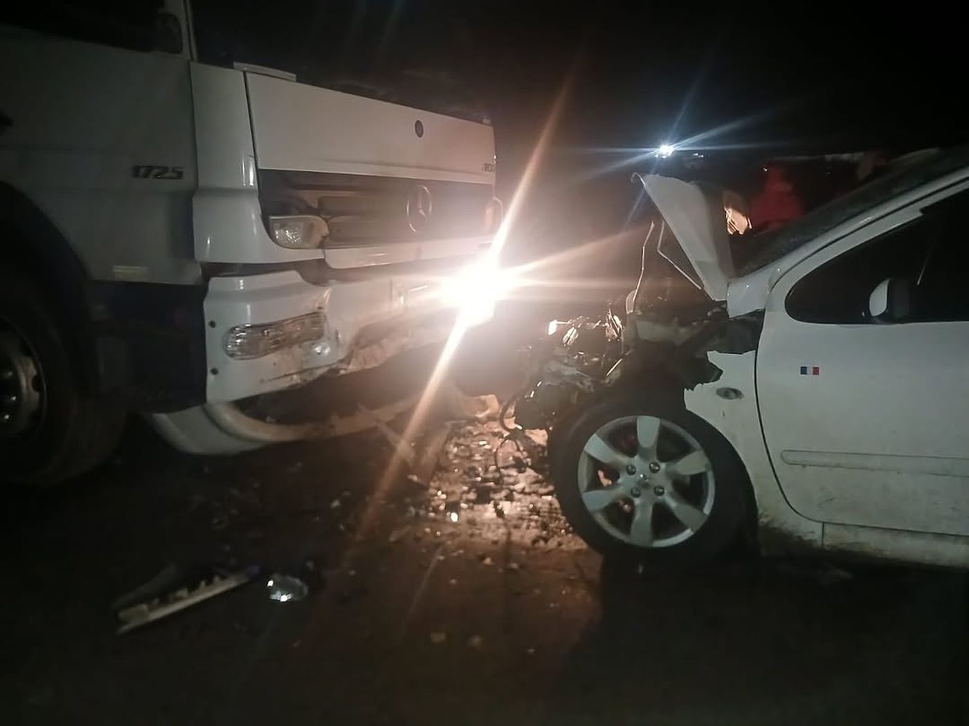 El accidente ocurrió a la altura de La Plata, cuando el vehículo impactó contra un camión detenido una banquina en contramano.
