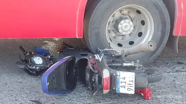 un motociclista choco contra un micro a gran velocidad y termino en el hospital