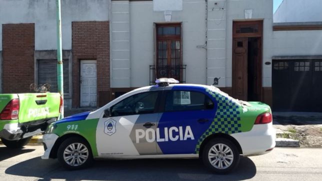 entraron a la casa de una abuela buscando dolares, la encerraron en el bano y la desvalijaron