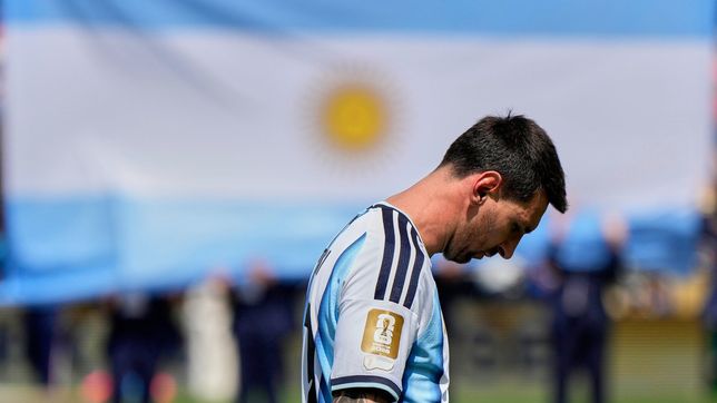 la afa confirmo que no todos los jugadores volveran al pais y messi podria no viajar a la argentina