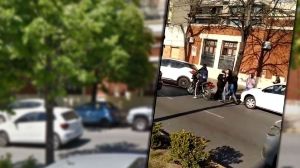 VIDEO: Insultos, golpes y empujones entre mujeres frente a un colegio de La Plata