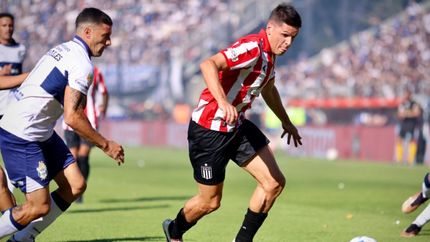 Una vez más, Carrillo fue clave en el clásico platense y por eso fue reconocido