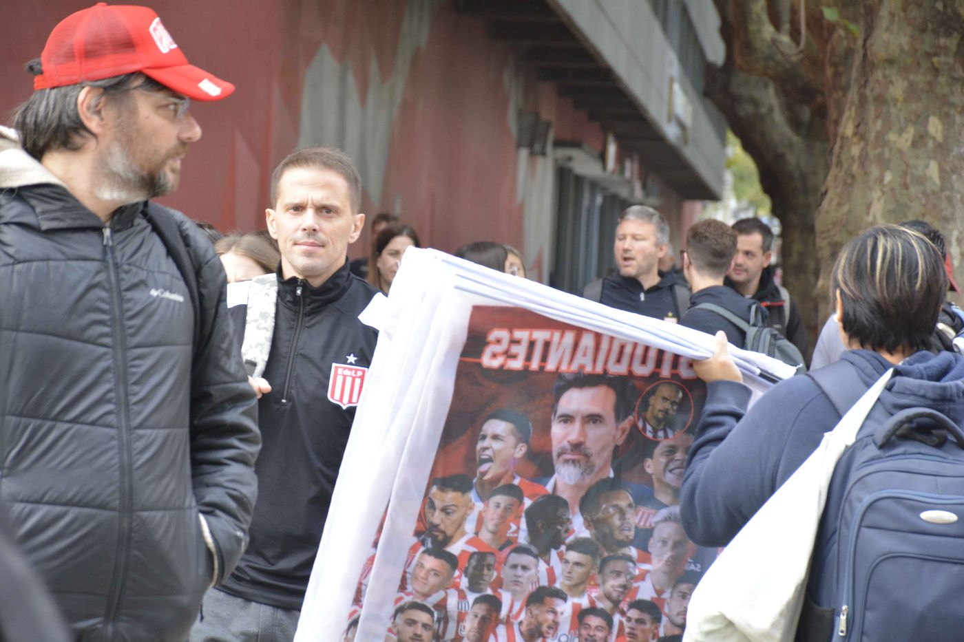 Hinchas de Estudiantes movilizan a la final con Vélez en Santiago del Estero (12).jpg