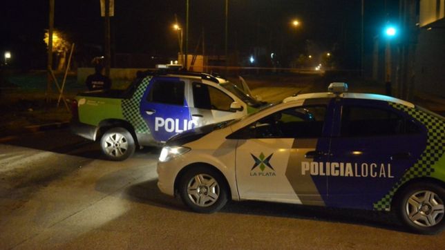 despertaron a una pareja a punta de pistola, la ataron y desvalijaron su casa de la plata