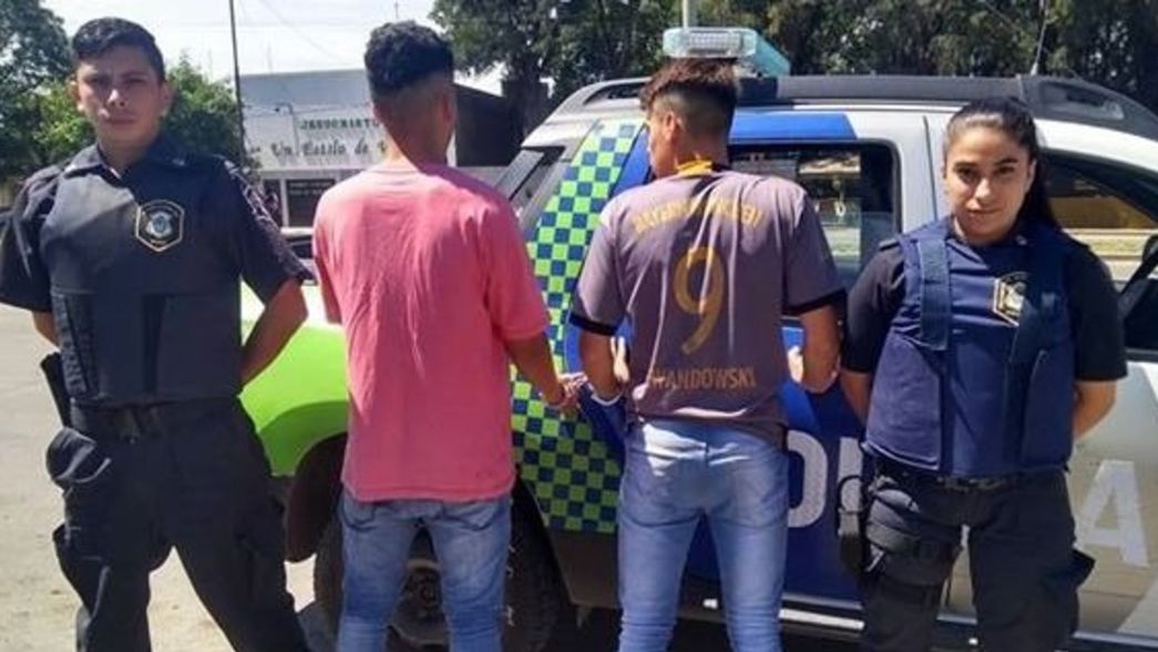 Tensión en Villa Elvira: robaron una casa y la incendiaron antes de huir