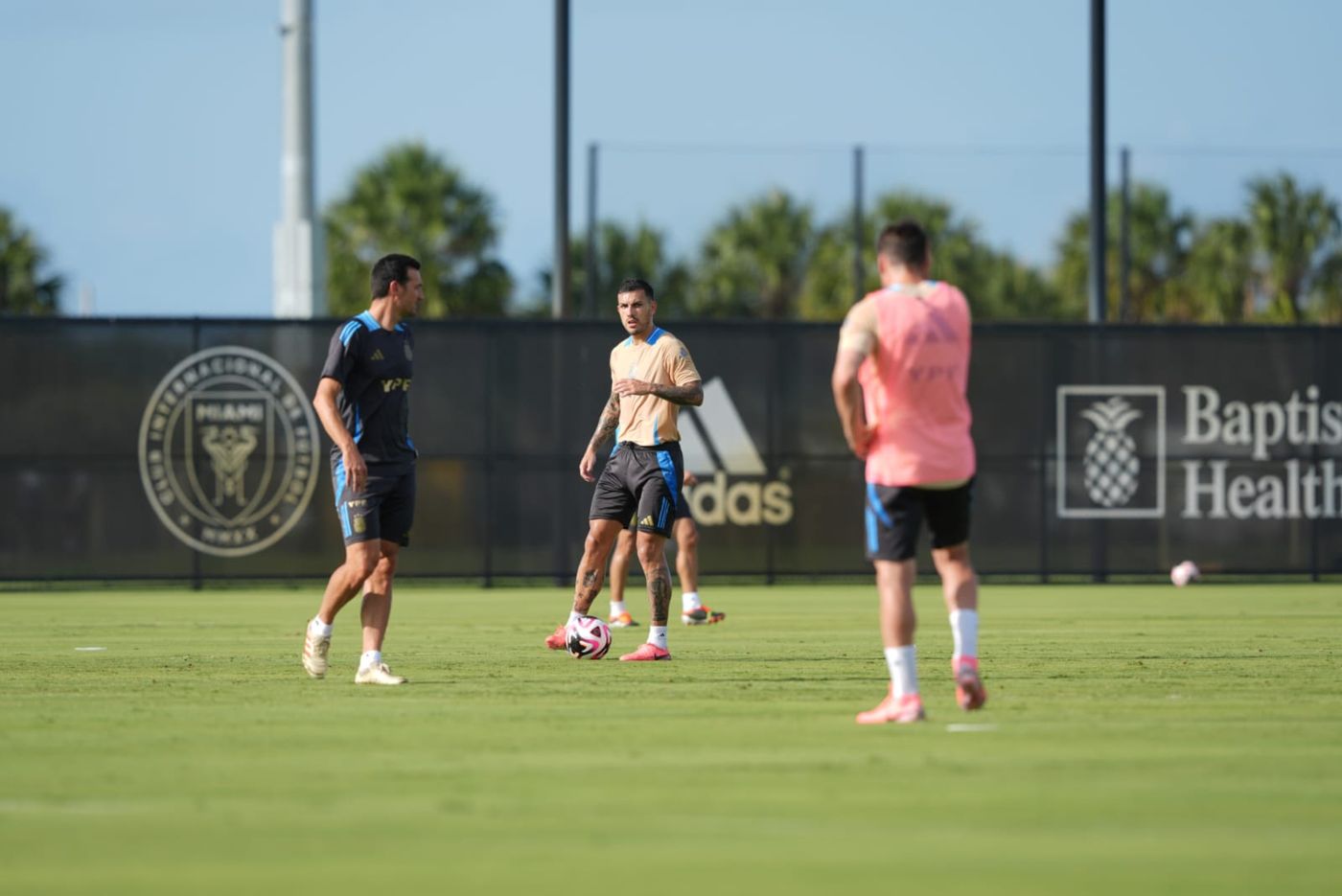 Entrenamiento Selección Argentina Scaloni Paredes.jpg